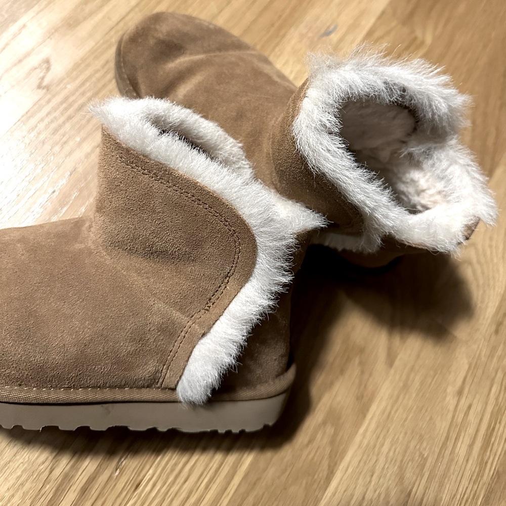 UGG Women Size 7 Limited Edition Sherpa Lining Ankle Boots